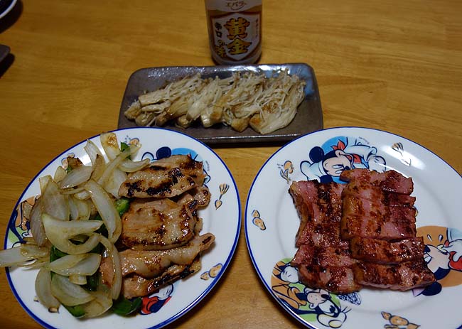 旭川での最初の食事は厚切りベーコン・豚丼用肉などの焼き物系と新鮮するめいかの刺身