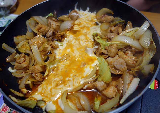誰でも簡単に調理できる韓国人気料理「チーズダッカルビ」