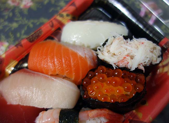 北海道いくら、ずわい、マグロ、ブリ、サーモンなど8貫で299円！この値段の寿司はお値打ちもん