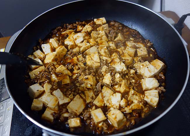 クックドゥ「あらびき肉入り黒麻婆豆腐」この味が家庭でフライパン1つ簡単調理で味わえるとは・・・