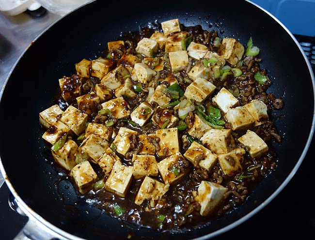 クックドゥの黒麻婆を使ったアレンジ麻婆豆腐と豚バラにらもやし炒め・椎茸ニラスープの中華三昧