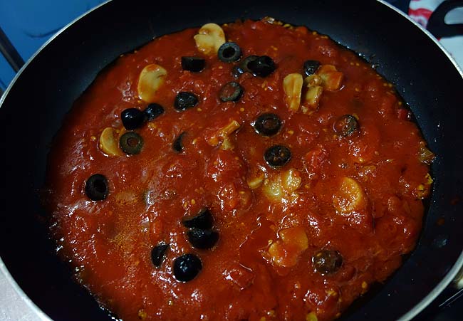 マッシュルームと黒オリーブのトマトソースパスタ（パスタ料理は作るのメンドクサイ時に登場）