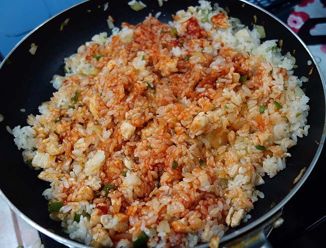 鶏肉のムネ肉と野菜の余り物が・・・そうだ！インドネシア料理のナシゴレンを作ろう！