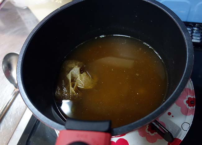生ラーメンが1つ余ってたので衝動的に夜中に煮干しスープを作って煮干しラーメン作り・・・