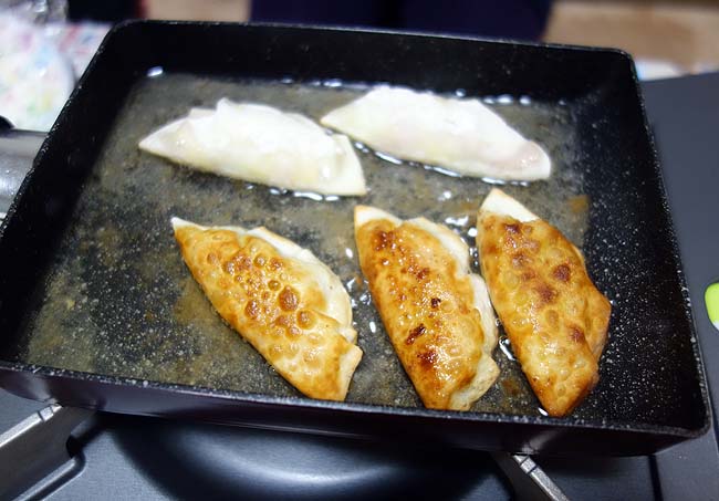 ブラジルお手軽料理の「パステウ」♪餃子の皮とキャベツとチーズ、ハムが余ってたので作ってみた