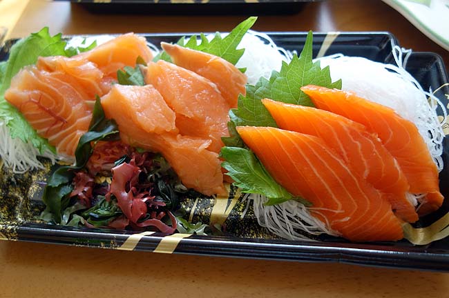 北海道ならではの魚が目白押し！！超豪華で半額手巻き寿司で昼呑み♪