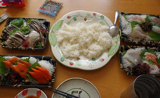 北海道ならではの魚が目白押し！！超豪華で半額手巻き寿司で昼呑み♪