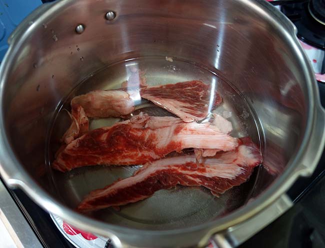 牛すじ・ボイル豚白モツ・豚生直腸の3種を使ったホルモン煮込み（醤油ベース）