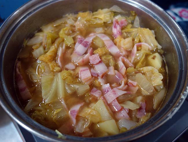 フレンチ・韓国・タイ・・・3つの要素を持つベーコン白菜キャベツの野菜スープ