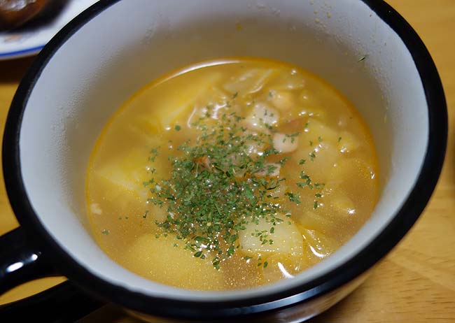 フレンチ・韓国・タイ・・・3つの要素を持つベーコン白菜キャベツの野菜スープ