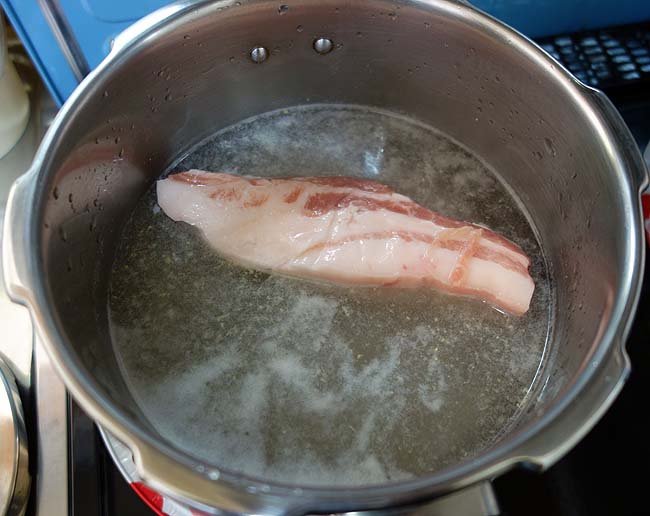 圧力鍋と普通鍋を使って簡単に作ることができる「豚角煮」しかし失敗だ