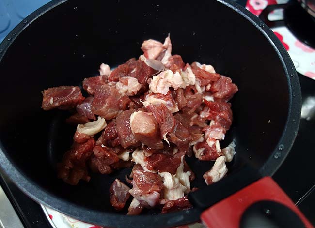 牛スネ肉と豚角切り肉を使って白菜たっぷり♪「中華風の春雨煮」