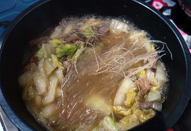 牛スネ肉と豚角切り肉を使って白菜たっぷり♪「中華風の春雨煮」