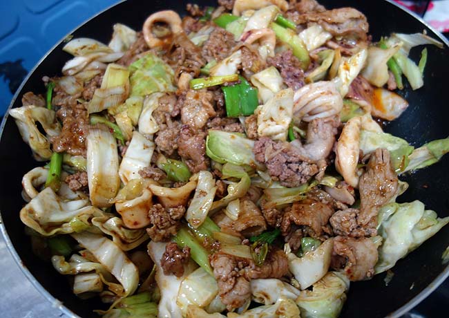 中華の本格派「回鍋肉（ホイコーロー）」にイカ風味を加えるとどんな味わいに？