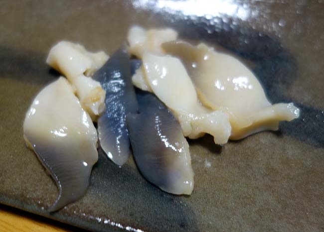 北海道以外の地域ではこの貝は活けでは売ってないよね「北寄貝の刺身とバター焼き」