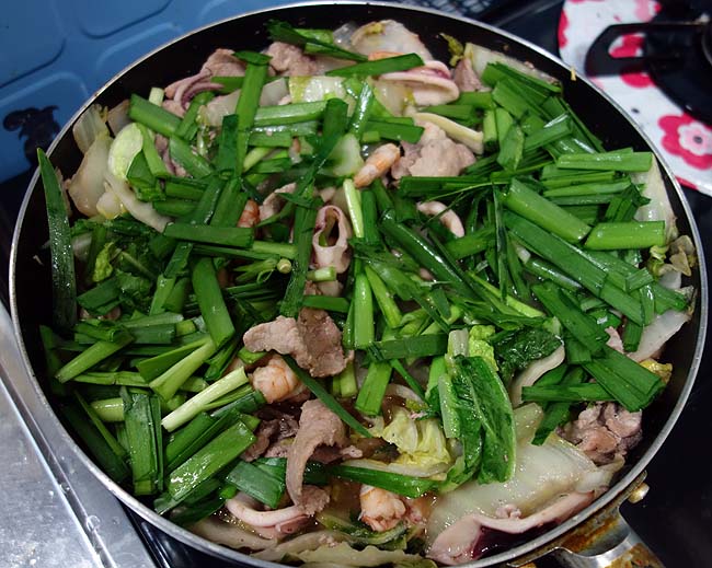 海老・イカ・豚肉を中心に中華風ニラ白菜塩炒め（八宝菜作りがベース）