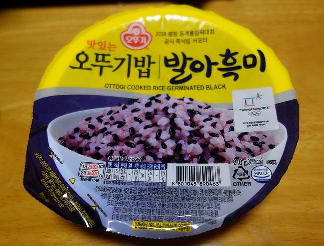私がソウルで買った韓国土産（海苔ふりかけ・インスタントラーメン・雑穀米・謎の缶詰）