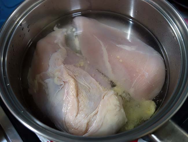 とことんレアにこだわった鶏むね肉を使ったボリュームたっぷりカオマンガイ（2種類のタレ）