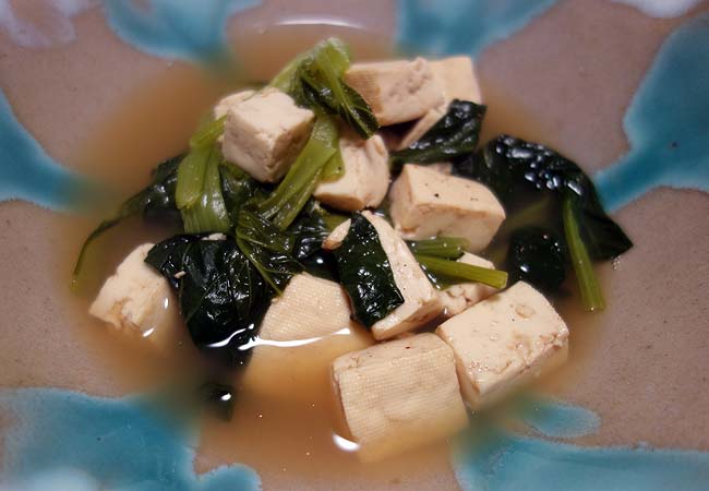 私の副菜の1つではよく登場する料理「小松菜のたいたん」に豆腐を加えてみた