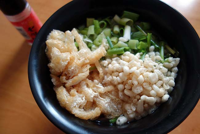 昼の節約蕎麦・麻婆豆腐・ピーマンチャーハン・なんばん焼いたの・スーパー半額弁当