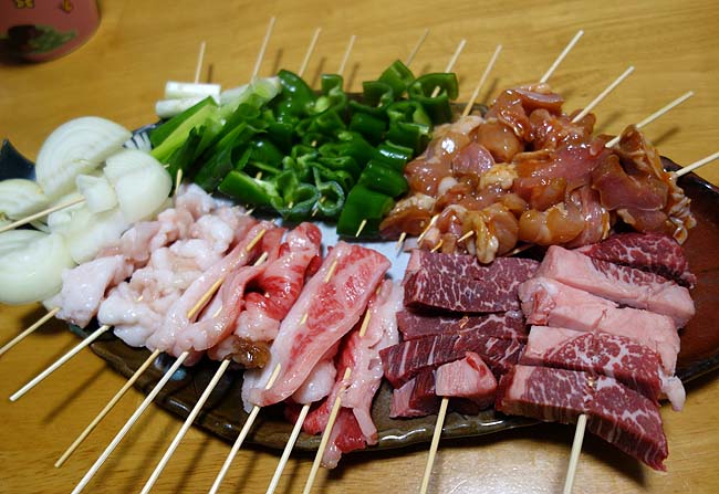 旭川冬まつりの屋台で肉の串焼きが旨そうやったから今宵はゴージャス串焼きにいたしましょう