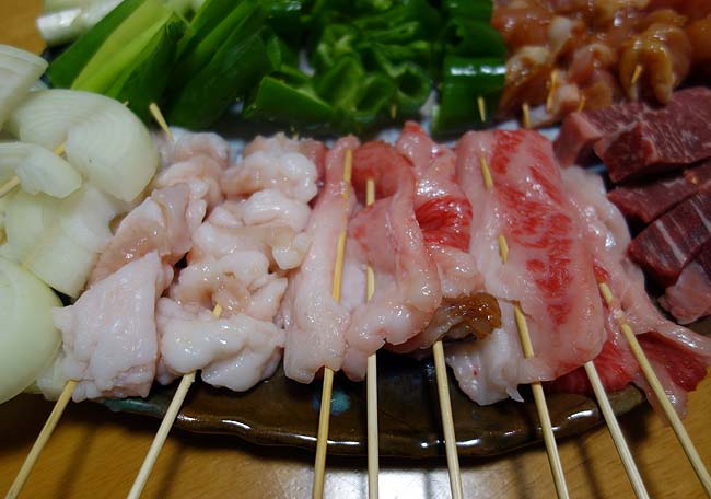 旭川冬まつりの屋台で肉の串焼きが旨そうやったから今宵はゴージャス串焼きにいたしましょう