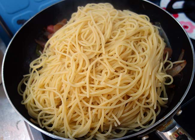 日本の簡単スパゲティと言えばナポリタン♪その応用のオムナポリを作ってみた