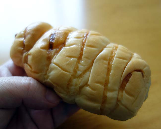 北海道のローカルパンと言えば「ロバパン」北海道でお馴染みの竹輪パンとメロンパン