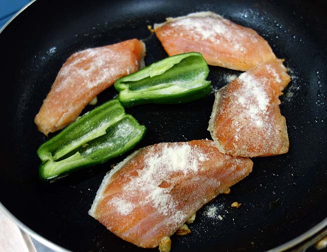 北海道ではよく手に入る半額鮭orサーモン！フレンチ風の鮭ムニエル白ワインソースを添えて♪