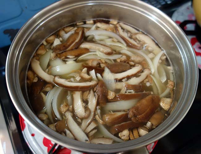 中華系のメインを作った時は2品目はスープがお手軽♪「椎茸と玉ねぎの中華スープ」