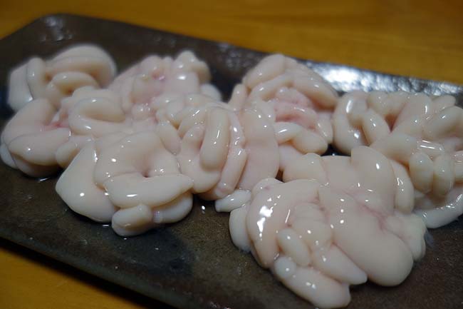 これは北海道でなきゃ食えない真鱈の白子を使った「たちポン」（白子の刺身）