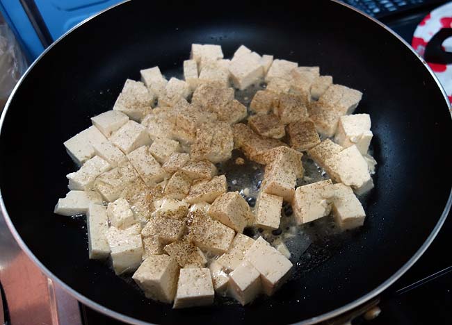 野菜庫の余った野菜を使ってスパムがあればできる沖縄簡単料理「チャンプル―」
