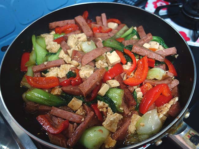 野菜庫の余った野菜を使ってスパムがあればできる沖縄簡単料理「チャンプル―」