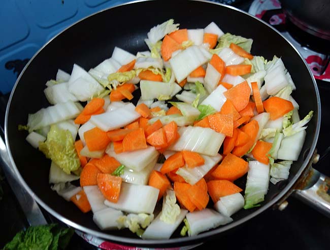野菜を安く大量に仕入れた翌日は・・・八宝菜ではなく四宝菜とほうれん草の中華スープ