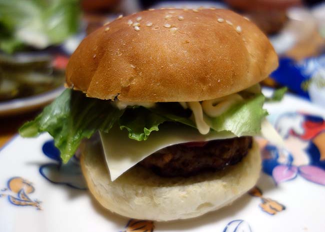 北海道和牛[大雪山高原牛]100％を使ったハンバーグ作り「チーズバーガー」晩酌
