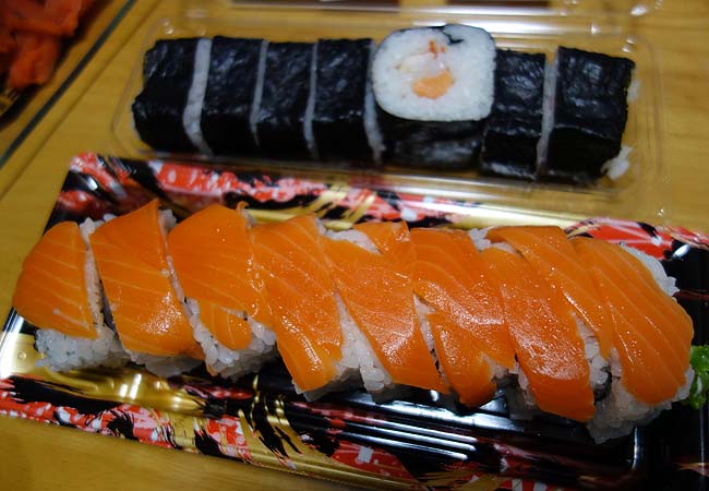 半額サーモンマヨ太巻と4種の海鮮太巻プラス鮪赤身刺身の海鮮寿司三昧！