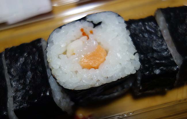 半額サーモンマヨ太巻と4種の海鮮太巻プラス鮪赤身刺身の海鮮寿司三昧！