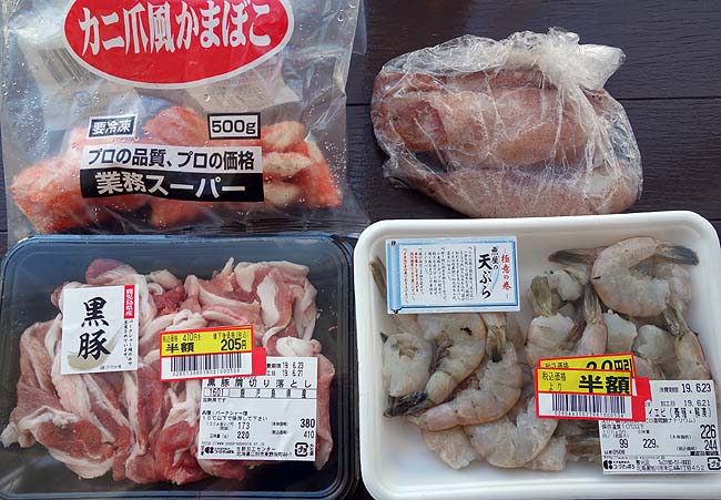 海老/イカ/黒豚/カニカマと白菜/しめじ/ヤングコーン/もやし♪いつもの八宝菜です