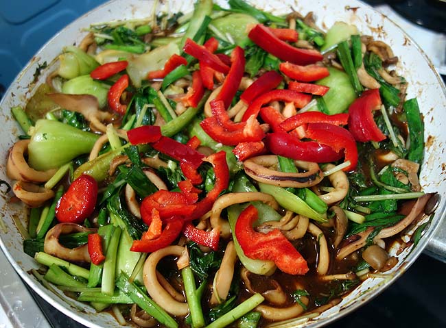 冷蔵庫の野菜余り物はこうして消費「イカと5種野菜の中華味噌炒め」