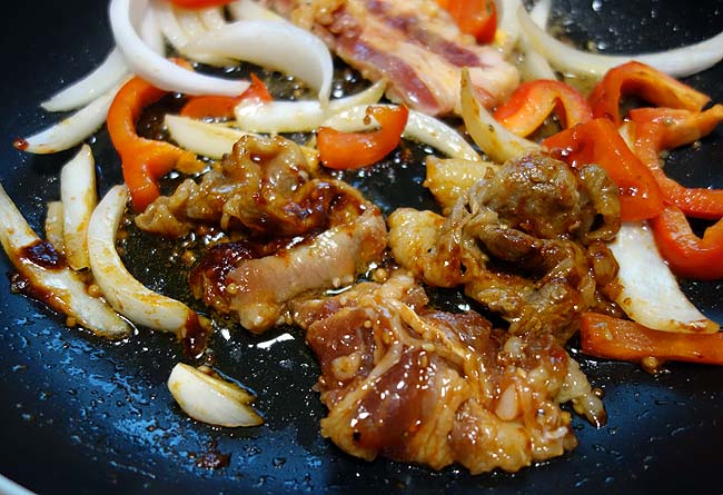 半額味付肉を2種類ゲットしたんで韓国グルメ「プルコギ」風に炒めましょう
