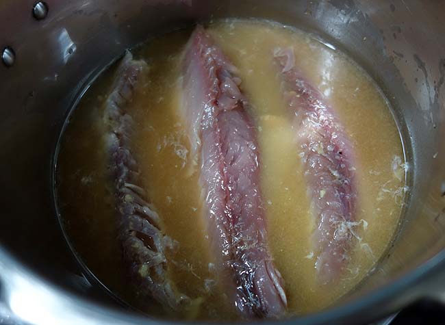 立派な宮城県産のごま鯖が手に入った♪圧力鍋で骨まで柔らか「サバ味噌煮」
