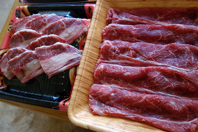 国産牛2種類・アメリカ牛・国産豚モモ肉を使った「すき焼き」