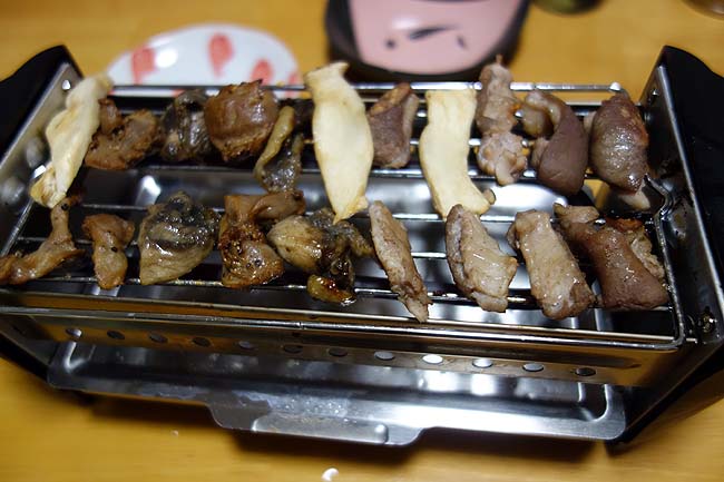 日本ハム冷凍炭火焼とりと北海道豚塩ガツを使って串焼き屋台で家宴会
