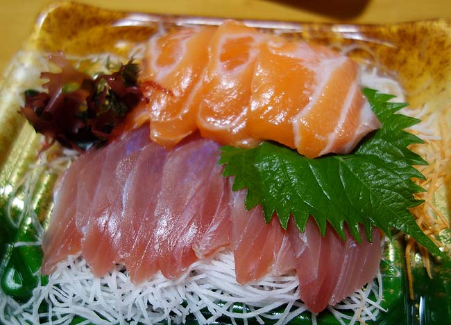 さんま・マグロ・サーモンと助六寿司との簡単手巻き寿司晩酌