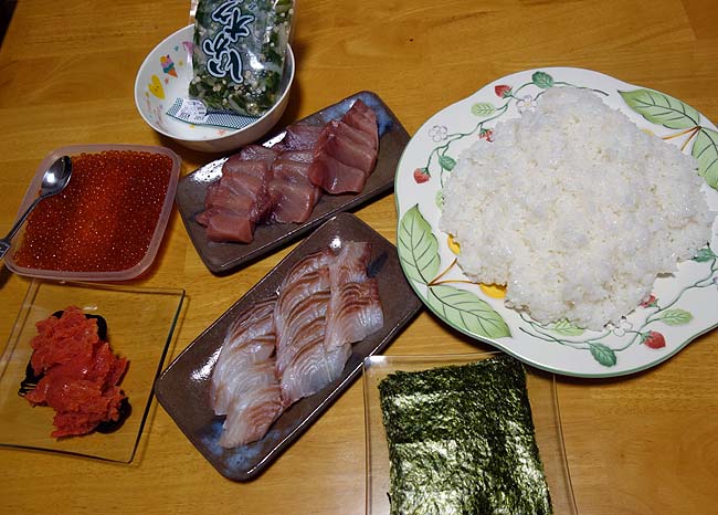 月1回の定番[いくら・マグロ・白身・たらこ・いかおくら]5種の手巻き寿司